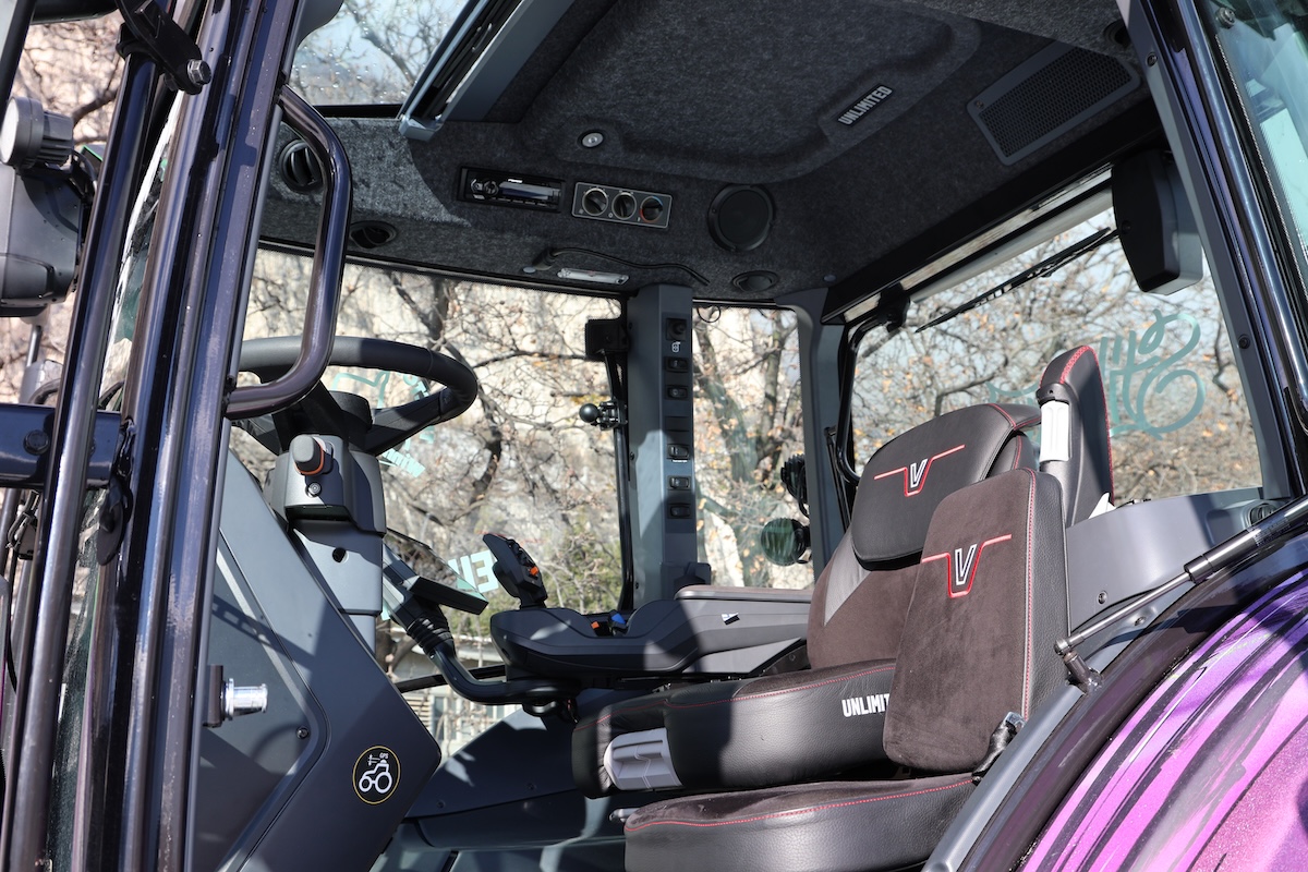 Il G135 CVT visto in campo presenta il nuovo pacchetto di design '75 Years' per il 75esimo anniversario di Valtra